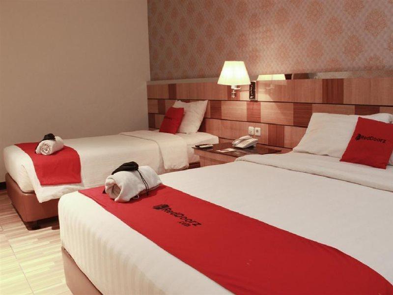 Reddoorz Premium Near Station Hotel