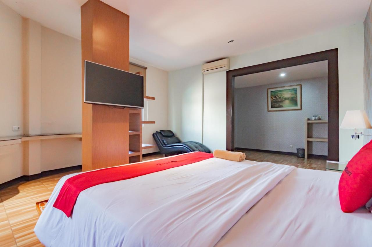 Reddoorz Premium Near Station Hotel
