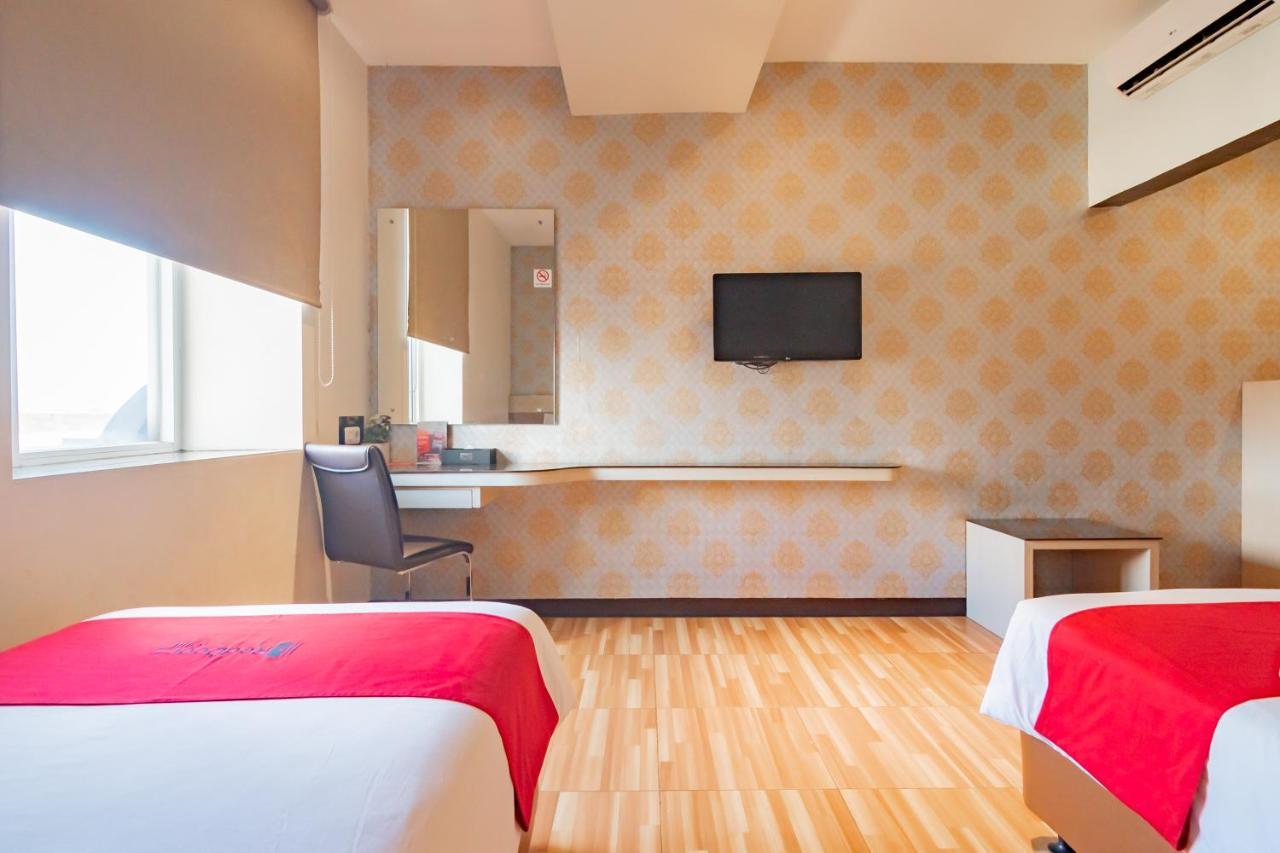 Reddoorz Premium Near Station Hotel