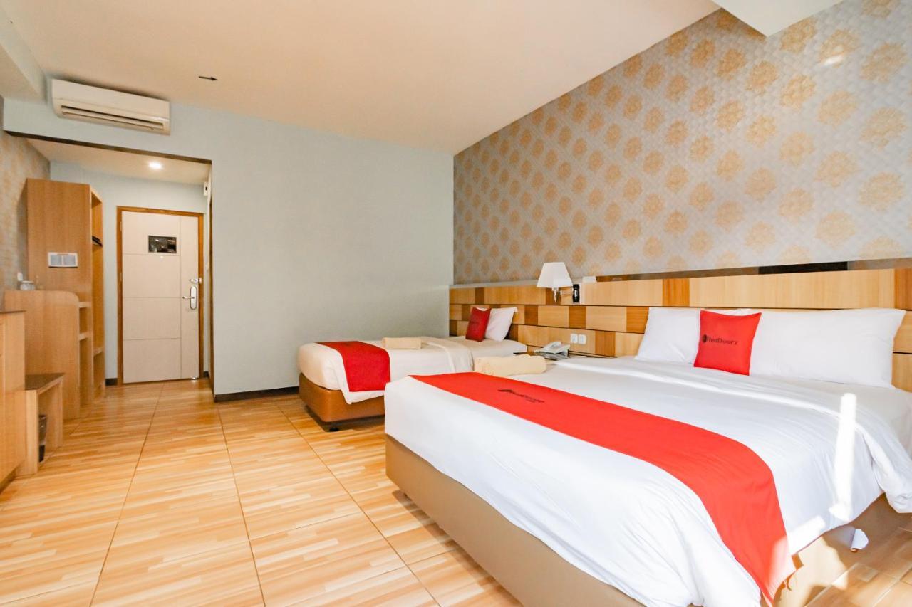 Reddoorz Premium Near Station Hotel 3*